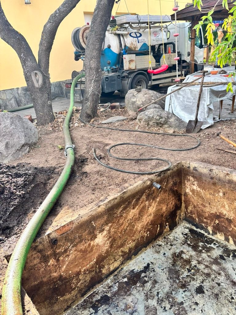 vaciado de estanque con camión de succión